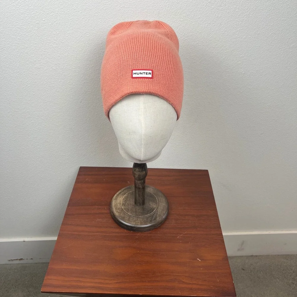 Hunter Original Knit Beanie Hat Coral Pink Rubber Logo Patch Womens One Size